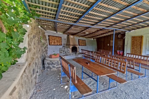 Kryté sedenie s krbom